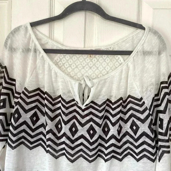 Jolt Cream & dark gray High/low Top with crochet lace detail on back size Large - Picture 2 of 7
